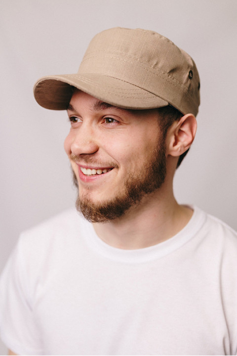 Мужская классическая кепка темно-бежевого цвета