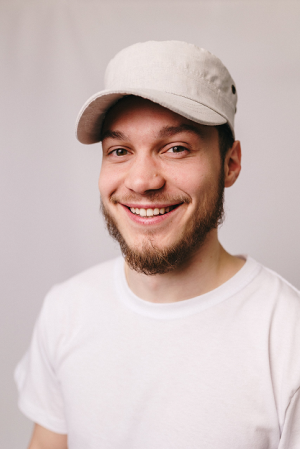 Классическая мужская кепка светло-бежевого цвета