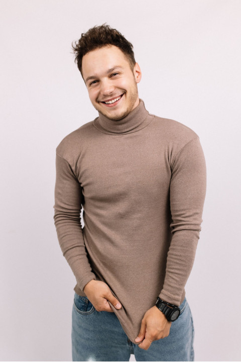 Мужской гольф Бежевый Мокко с горловиной со стойкой и отворотом базовый