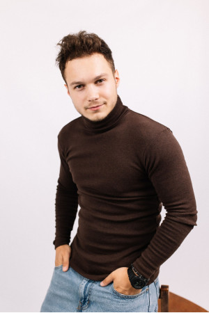 Мужской Коричневый гольф водолазка с горловиной со стойкой и отворотом базовый