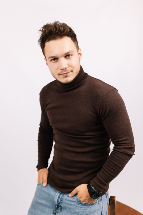 Мужской Коричневый гольф водолазка с горловиной со стойкой и отворотом базовый