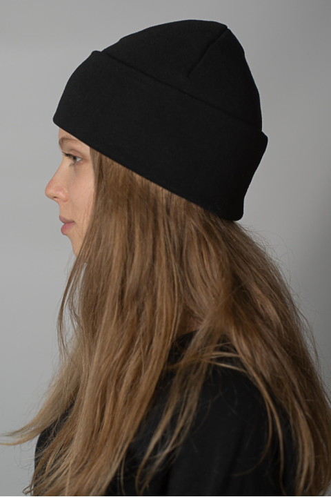 Женская Черная шапка зимняя трикотажная с отворотом