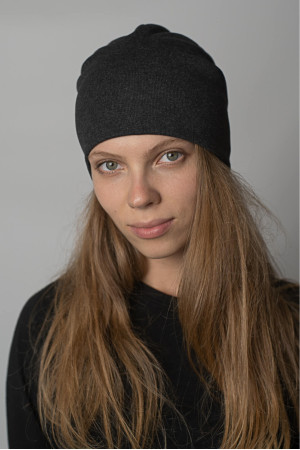 Женская зимняя шапка Темно-серая прямая короткая