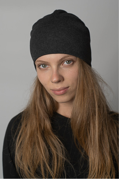 Женская зимняя шапка Темно-серая прямая короткая