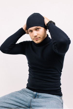Мужская Темно-синяя теплая шапка зимняя трикотажная прямая короткая