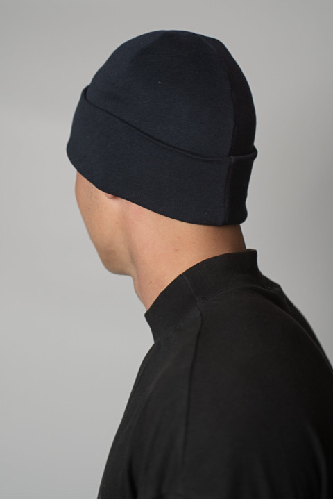 Мужская Темно-синяя теплая шапка зимняя трикотажная с отворотом