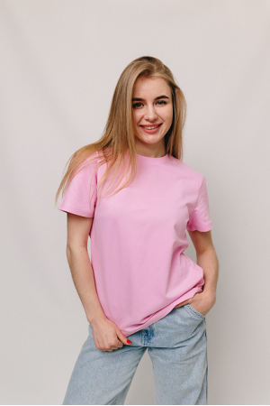 Женская Розовая стрежневая футболка без принта 