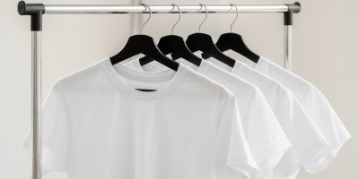 Как стильно носить белую футболку