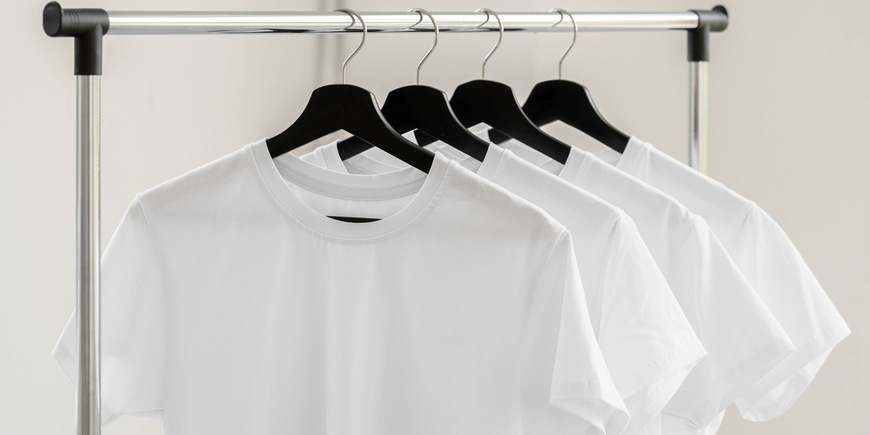 Как стильно носить белую футболку