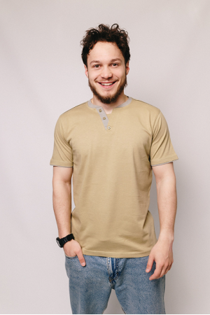 Мужская Светло-оливковая футболка на пуговицах