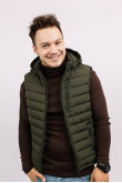 Мужская оливковая жилетка с капюшоном