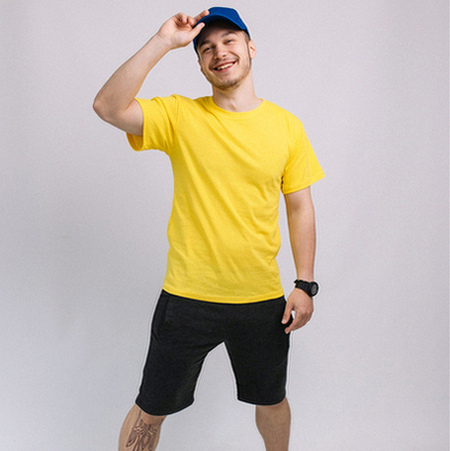 bazovye muzhskie futbolki raznocvetnye